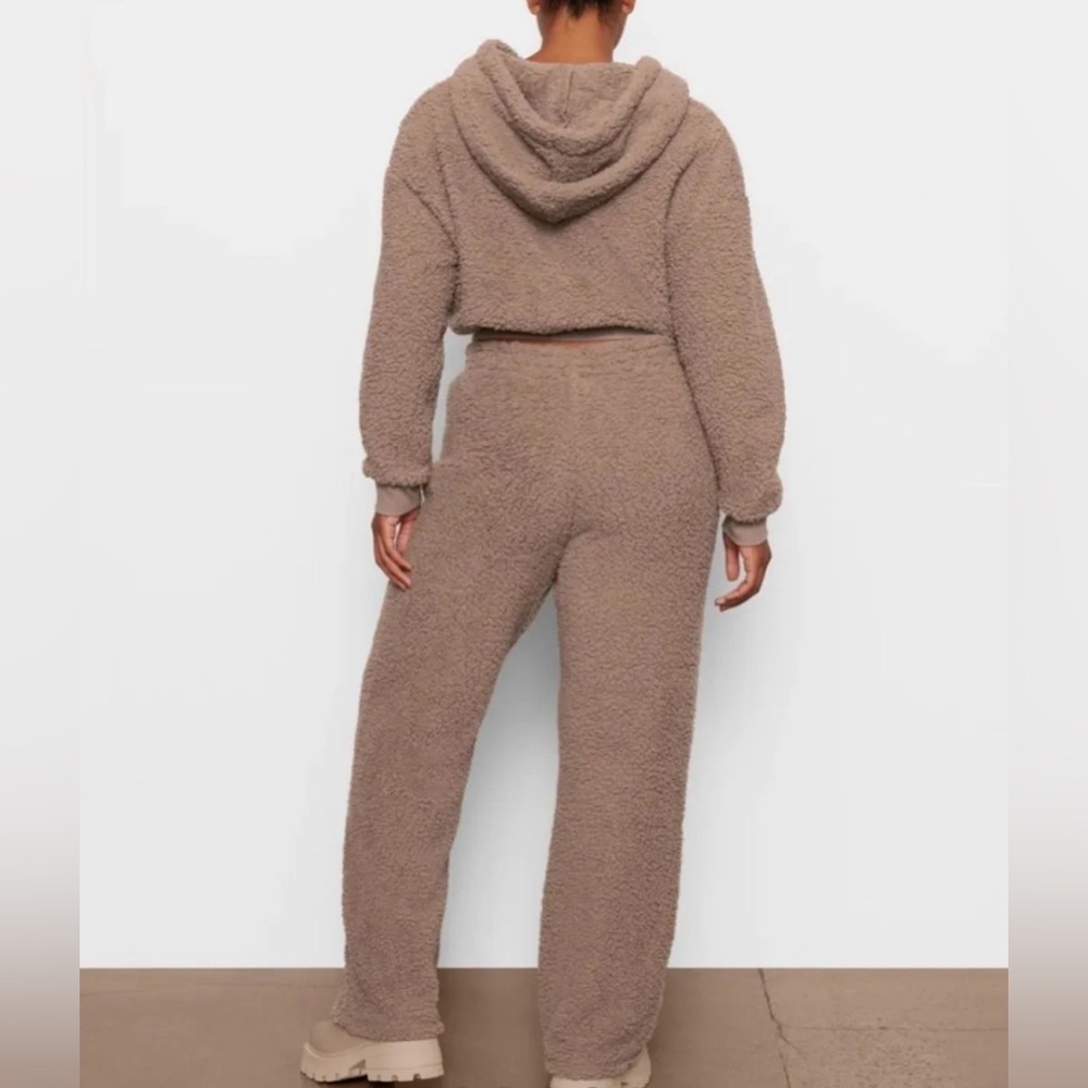 NWT Skims Teddy Fleece Track Pants in Desert Size Large - Picture 3 of 7